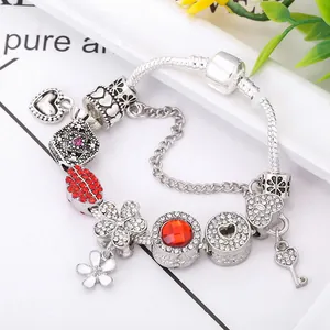 Pulsera de cadena de serpiente plateada con cuentas de cristal rojo y dijes de corazón