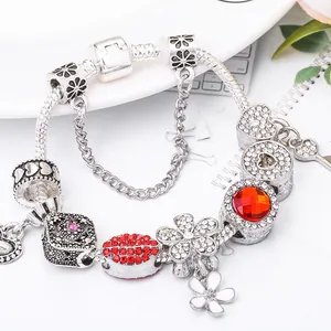 Pulsera de cadena plateada con cuentas de cristal rojo y colgante llave corazón
