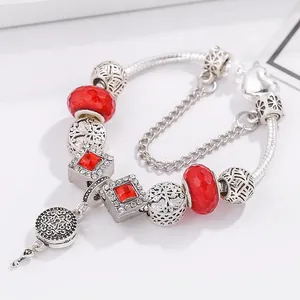 Pulsera de cadena de serpiente plateada con cuentas rojas y dijes de Árbol de la Vida