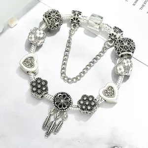 Bracciale con ciondoli placcato argento con perle floreali, smalto bianco e pendente acchiappasogni