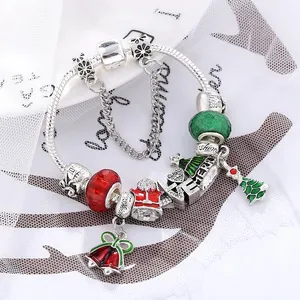 Kerst bedelarmband met kerstman en boom hangers aan een zilveren slangenketting