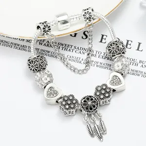 Bracciale placcato argento con ciondolo acchiappasogni e perline floreali eleganti