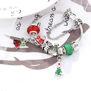 Kerstbedelarmband met kerstman, boomhangers en rood-groene kralen op een slangketting