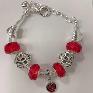 Klassisches silbernes Schlangenarmband mit roten Perlen und I Love You Herzanhängern