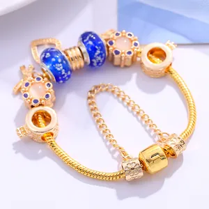 Goldenes Schlangenarmband mit blauen Perlen, rosa Edelsteinen und Herzanhängern
