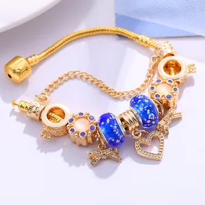 Goldenes Charm-Armband mit blauen Galaxie-Glasperlen und eleganten Herz-Schleifen-Anhängern
