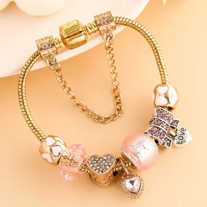 Goldenes DIY-Armband mit rosa Glasperlen und Herzanhängern für Frauen geeignet