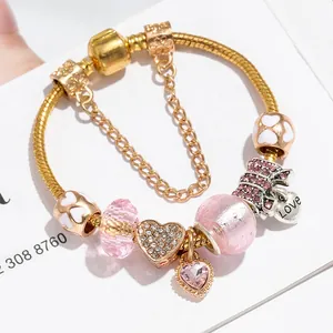 Goldenes Schlangenarmband mit rosa Kristallperlen und herzförmigen Anhängern