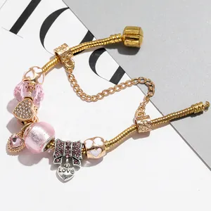 Goldenes Schlangenarmband mit rosa Kristallen, Emaille-Herzen und Love-Anhänger