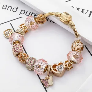 Bracciale a catena snake dorata con cristalli rosa, cuori vuoti e ciondoli a fiocco