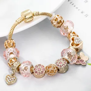 Bracciale a catena serpente dorata con cristalli rosa, cuori traforati e ciondoli a farfalla