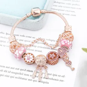 Roségoldenes Schlangenarmband mit Dreamcatcher-Anhänger und rosa Glasperlen-Charms