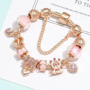 Bracelet maille serpent rose doré avec breloques cœur rose et pendentif d'amour