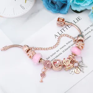 Bracciale a catena serpente oro rosa con ciondoli rosa, chiave a cuore e scritte Happy
