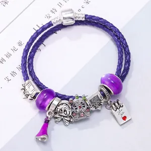 Details eines lila Lederarmbands mit Riesenrad und Herzanhängern für Damen