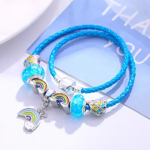 Blaues geflochtenes Armband mit Regenbogen-Anhängern, Glitzerperlen und Herz-Akzenten