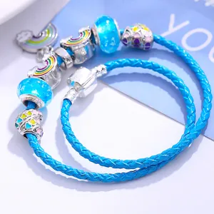 Blaues geflochtenes Lederarmband mit Regenbogen-Anhängern und Herzperlen für Damen