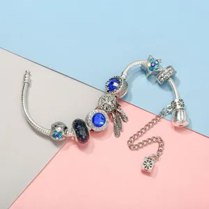 Dettaglio del bracciale con acchiappasogni cielo stellato blu e maglia snake