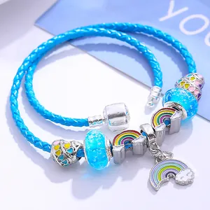Blaues geflochtenes Bettelarmband mit Regenbogen-Anhänger und Herz-Perlen