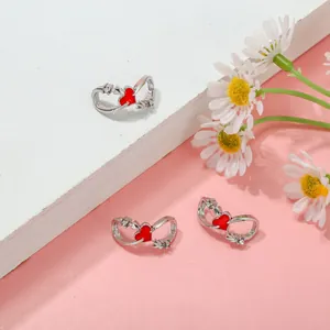 Nahaufnahme des silbernen Unendlichkeits-Charms mit rotem Emaille-Herz und Zirkonien