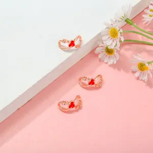 Detailansicht der Roségold-Ringe mit roten Herzen, Unendlichkeitssymbolen und Kristallen