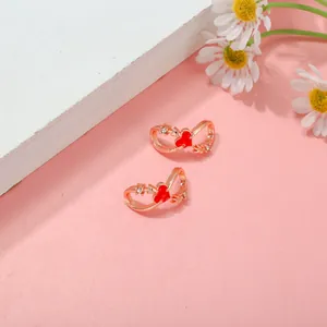 Makroaufnahme von roségoldenem Unendlichkeitsring mit rotem Emaille-Herz und Zirkonia