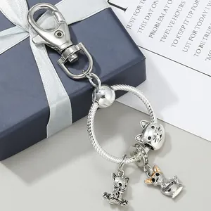 Portachiavi argento con ciondoli a forma di gatto e incisione su nastro blu regalo