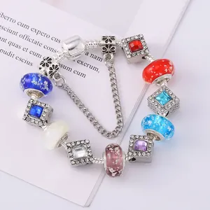 Bracelet à perles colorées avec cristaux carrés et chaîne de sécurité sur papier vintage