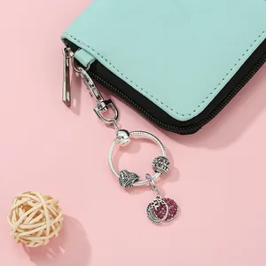 Detailansicht eines silbernen Perlenanhängers mit rosa Zirkonia und Herzperle
