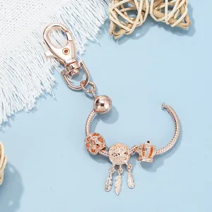 Detailansicht Roségold Dreamcatcher Schlüsselanhänger mit Herz- und Kronen-Anhängern