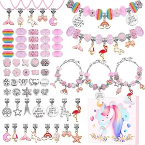 Detailansicht von Einhorn-Anhängern und bunten Perlen im DIY-Schmuckset für Kinder
