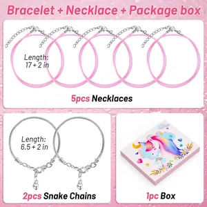 Bastelset für Schmuck mit rosa Halsketten, Charm-Armbändern und Einhorn-Geschenkbox