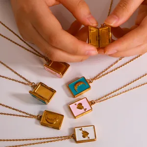 Collana medaglione placcata oro 18K con ciondolo libro smaltato luna e cuore