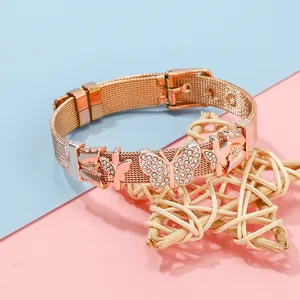 Roségoldenes Mesh-Armband mit glitzernden Schmetterlingen auf zweifarbigem Hintergrund