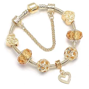 Bracelet maille serpent dorée avec pendentifs cœur et perles de cristal ambre