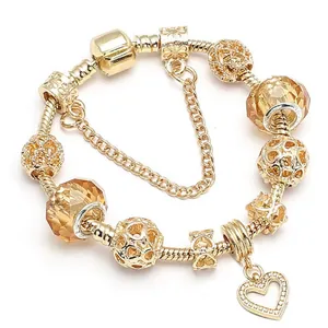 Bracelet à breloques dorées avec perles en verre champagne et pendentif en forme de cœur