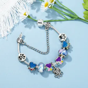 DIY kinderarmband met blauwe glazen kralen en hondenpoot hart hanger op slangenketting