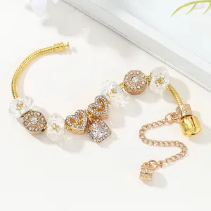 Bracciale a maglia serpente dorata con ciondoli a cuore e perline di cristallo luccicanti