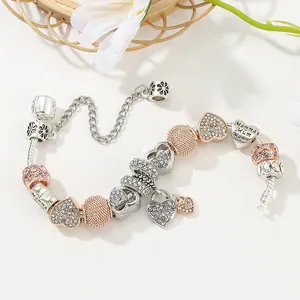 Silbernes Schlangenarmband mit roségoldenen Herzanhängern und Muttertagsgravur