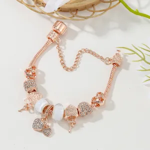 Bracelet à chaîne serpent en or rose avec breloques en cœur et perles scintillantes