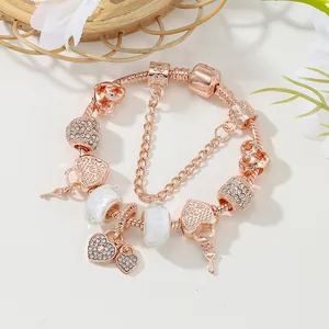 Bracelet maille serpent rose doré avec breloques cœur et perles blanches facettées