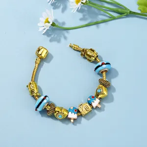Vergulde DIY bedelarmband met ijsjes en blauwe kralen op een elegante slangenketting