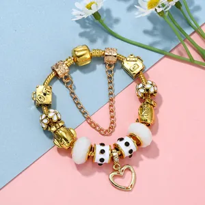 Pulsera dorada DIY con dije de corazón, cuenta de nave espacial y detalles florales