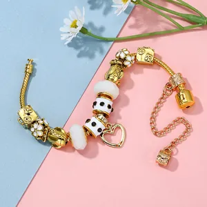 Pulsera de cadena de serpiente dorada con colgante de corazón y cuentas en fondo pastel