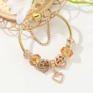 Elegante pulsera de cadena de serpiente dorada con cuentas de corona y corazones