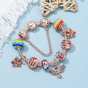 Bracelet maille serpent rose doré avec charms papillon en émail et perles arc-en-ciel
