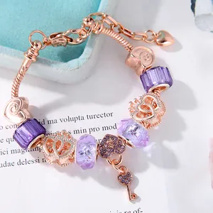 Pulsera de serpiente en oro rosa con cuentas de cristal púrpura y colgante de llave corazón