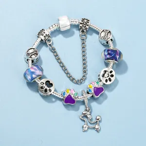 Bracelet enfant avec perles de pattes mauves et pendentif caniche sur chaîne serpent