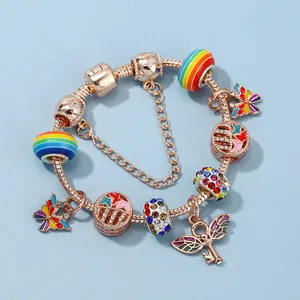 Bracelet maille serpent en or rose avec papillons en émail et perles arc-en-ciel