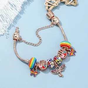 Bracelet maille serpent or rose avec breloques papillons et ailes en émail coloré